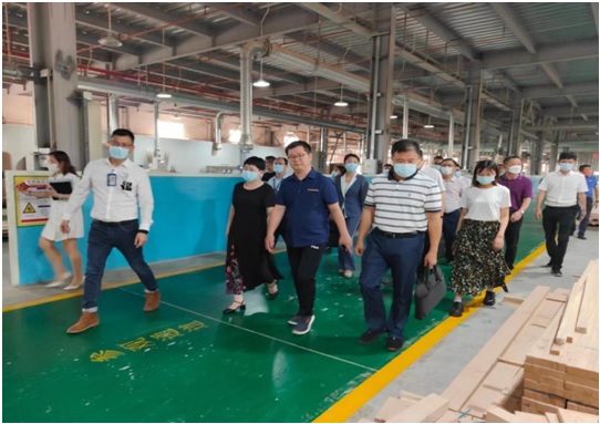 湛江市副市長何嘉旻率隊到信威集團開展援企穩(wěn)崗調(diào)研及企業(yè)服務日活動